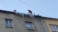 Збили вчора — а вона виросла знову: за допомогою автовишок і альпіністів комунальники Львова збивають бурулі (відео)