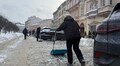 Механізовано та вручну: у Львові розчищають від снігу паркувальні майданчики