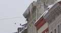 У Львові збивають бурулі з дахів будинків: працює автовишка і альпіністи