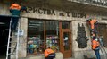 У центрі Львова демонтували історичну вивіску книгарні для реставрації