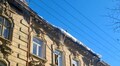 Через відлигу мешканців просять оминати дахи, з яких може сповзати сніг