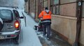 Зранку на вулицях міста працює 1307 двірників: для пришвидшення прибирання тротуарів використовують рейдери і мотощітки
