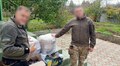 Мешканці модульного містечка у Львові передали воїнам ЗСУ маскувальні сітки та окопні свічки