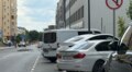 На нещодавно відкритій ділянці вул. Залізничної водії приватних автомобілів паркуються з порушеннями — заїжджають на велодоріжки та пошкоджують газони