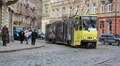 У четвер на вулиці І.Франка, 53-55 перемощуватимуть аварійне дорожнє покриття між коліями: водіїв приватного транспорту просять оминати цю локацію