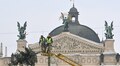 Головну ялинку Львова демонтували: вперше хвоєю святкового дерева ласують кози (відео)