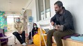 Аби підтримати і надихнути: до онкохворих дітей завітав музикант, який сам поборов рак