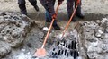 З магістральних доріг Львова вивозять накопичений сніг, а двірники очищають дощоприймачі