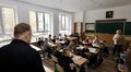 Чотири місяці після ракетного обстрілу на вул. Коновальця: учні вчаться у своїх класах, домівки мешканців відновлюють (відео)