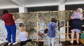 Мешканці модульного містечка у Львові збирають продукти і плетуть сітки українським захисникам