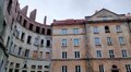 У пошкоджених будинках на вул. Стрийській встановили вже 450 автентичних дерев’яних вікон (відео)