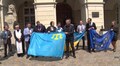 У центрі Львова організували флешмоб «Крим-Україна-Європа», символічно поєднавши три прапори