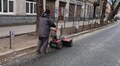 Комунальні служби чистять тротуари прибиральними щітками