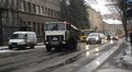 На вулицях міста працюють двірники і очисна техніка: посипають протиожеледними матеріалами дороги, тротуари, зупинки громадського транспорту