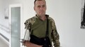 Уже згинає і розгинає пальці: в центрі UNBROKEN захиснику відновлюють руку з допомогою спеціального апарата