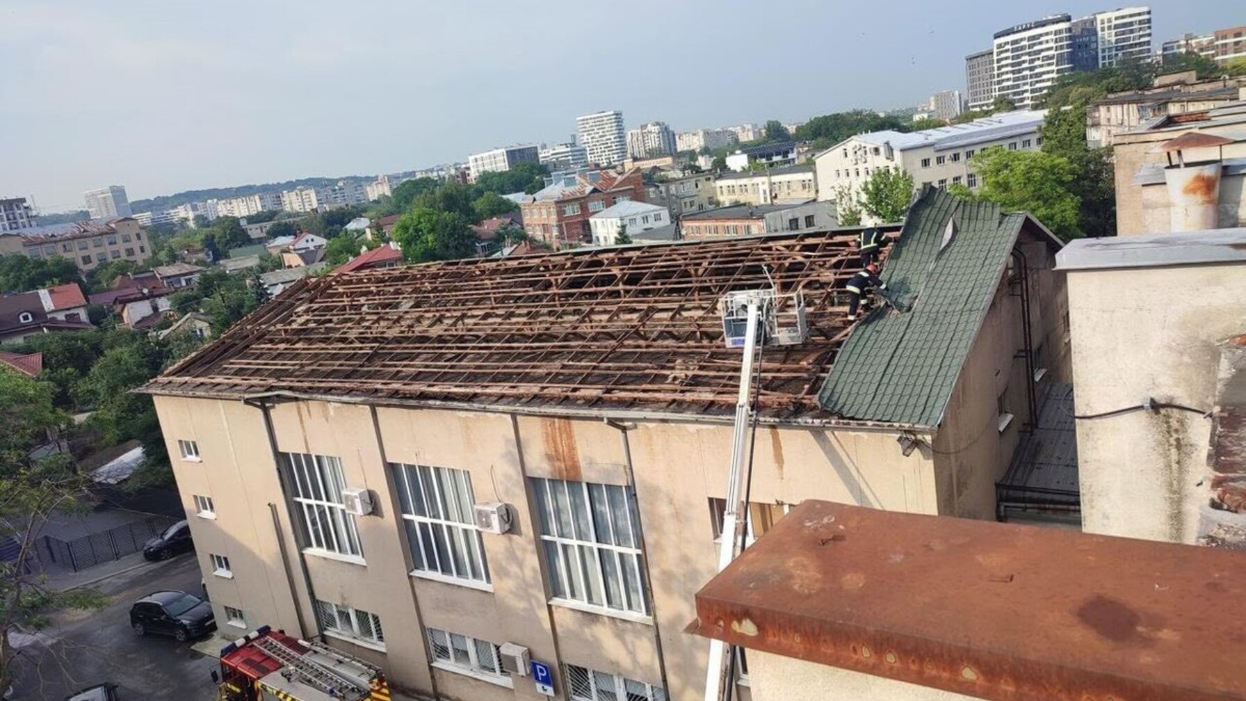 Буря у Львові повалила 90 дерев і пошкодила будівлі: місто виділить мільйони з резервного фонду