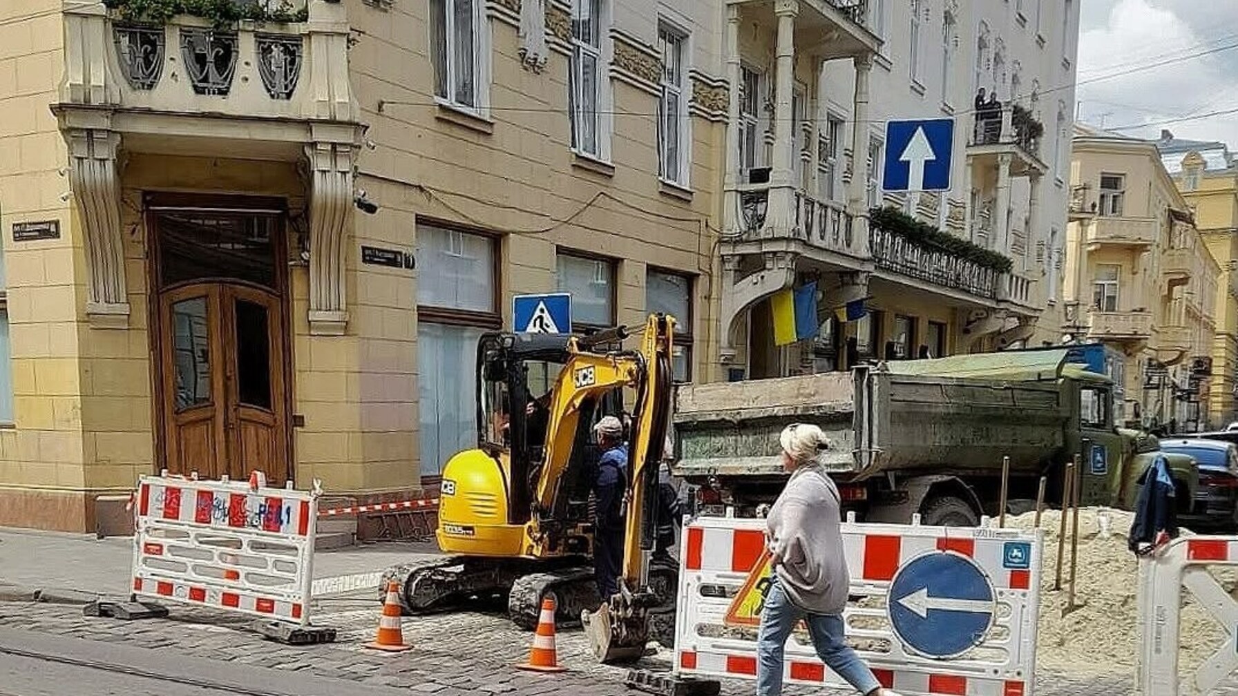 Аварія на вул. Дорошенка у Львові: перекрито рух і знеструмлено водопостачання десятків будинків