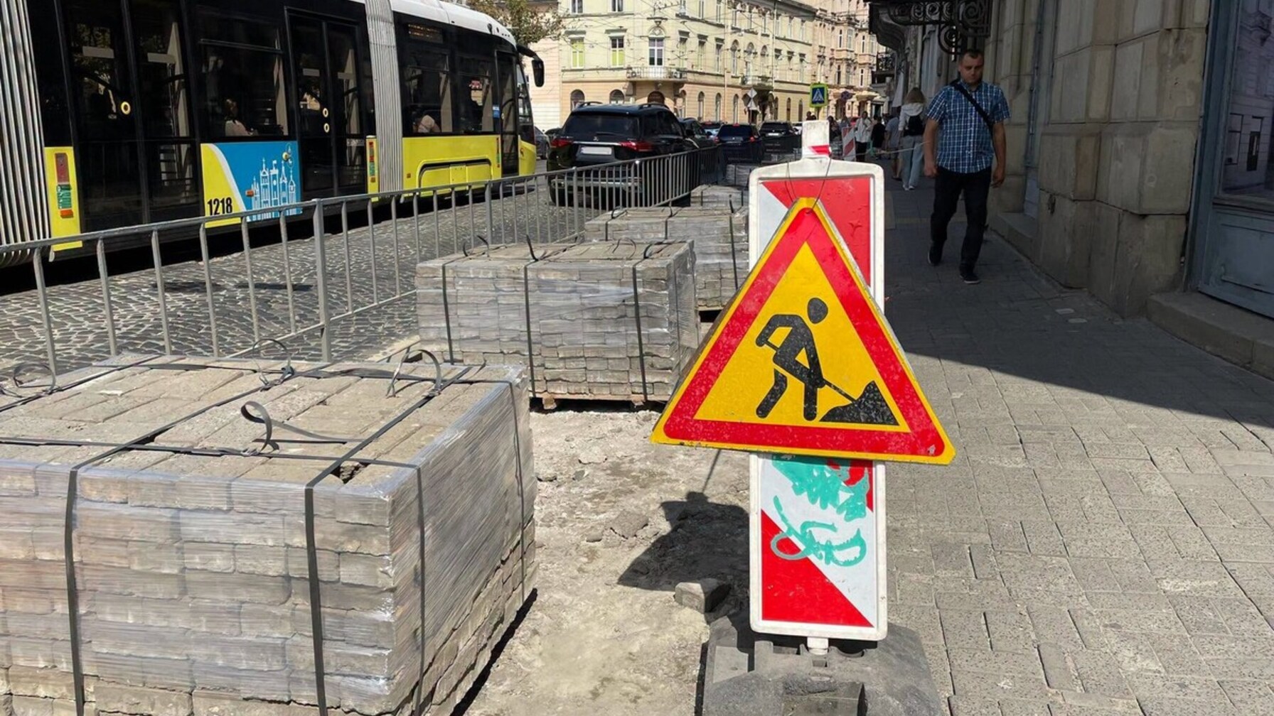 У Львові оновлюють тротуар та створюють безбар’єрні входи в межах проєкту RampUp