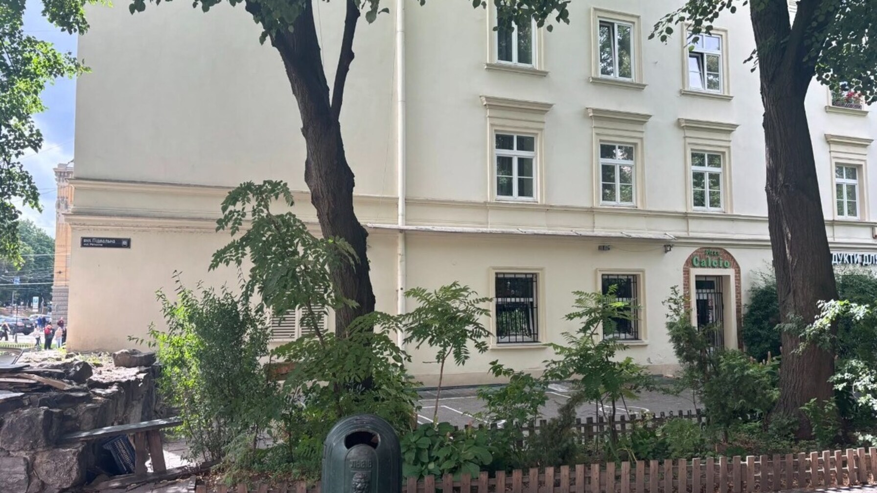 Львівський суд змусить власницю квартири відновити автентичні вікна та двері в історичній будівлі