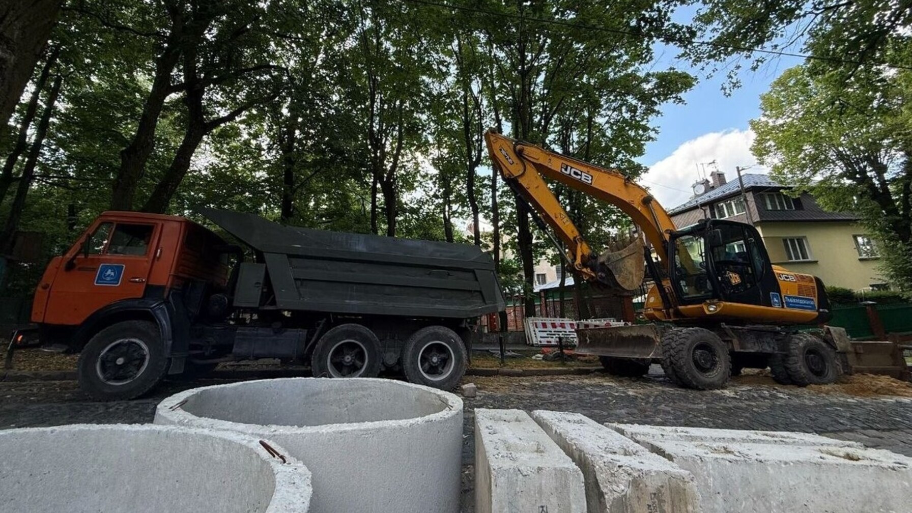 У Львові ремонтують століттю колектор: вулиця Галицької Армії перекрита на кілька днів
