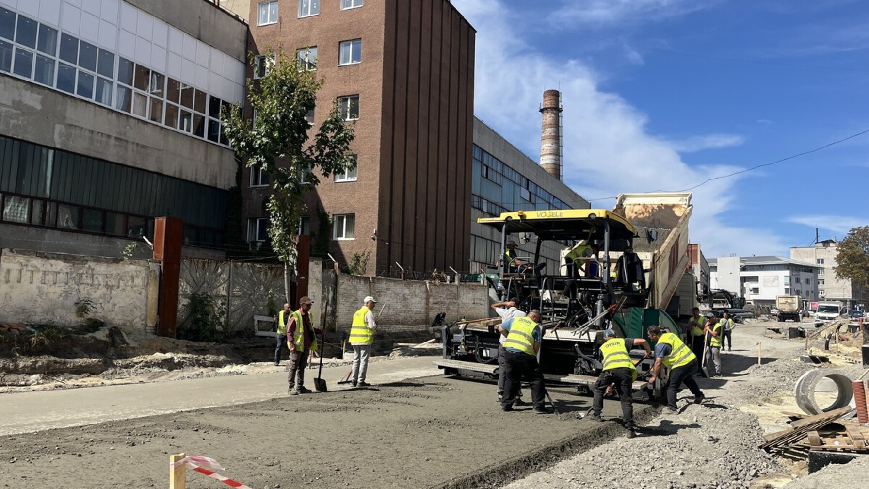 Львів продовжує реконструкцію вулиці Залізничної: дорожню основу готують до асфальтування