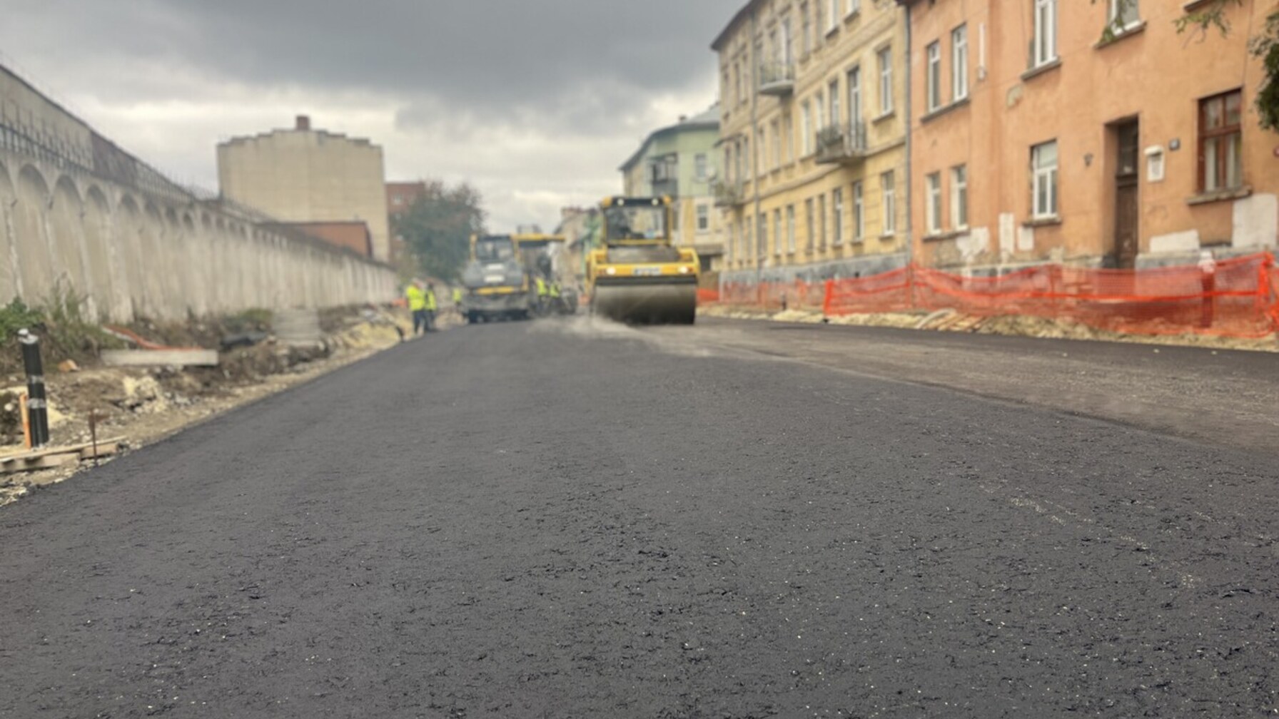 У Львові на вул. Залізничній уклали нижній шар асфальту на 400-метровій ділянці