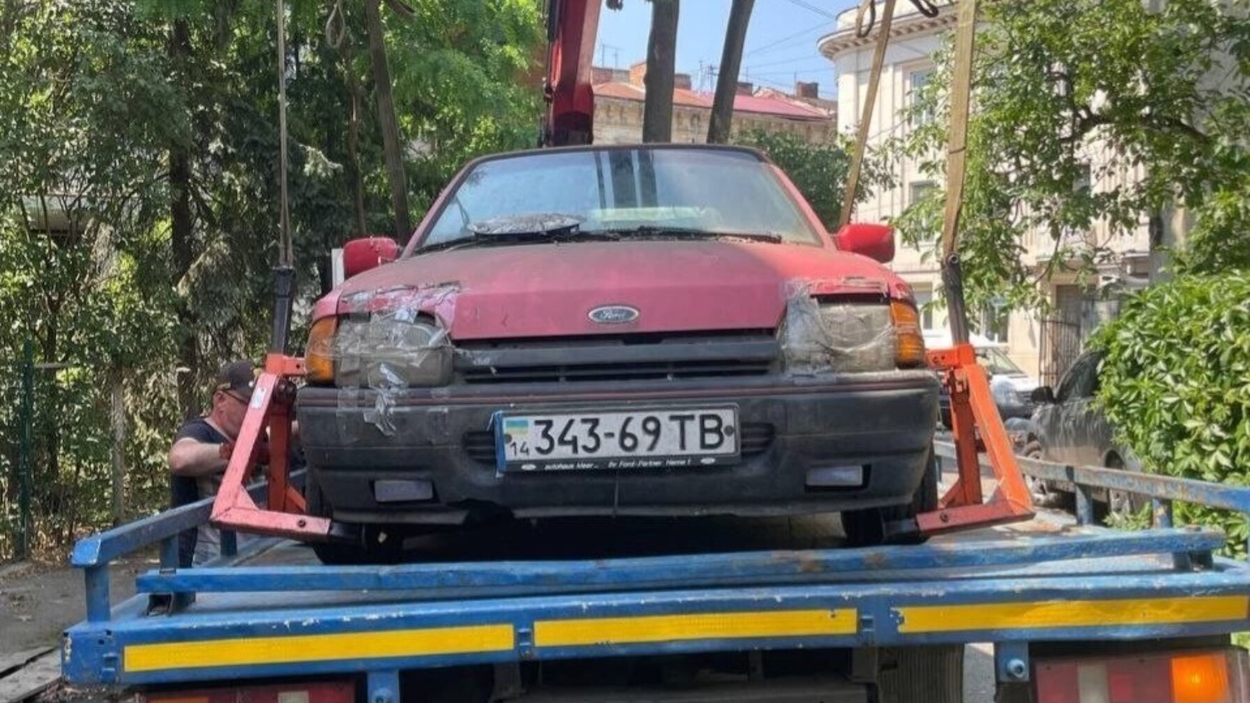 Із львівських вулиць евакуювали вже 108 покинутих автомобілів — куди їх везуть