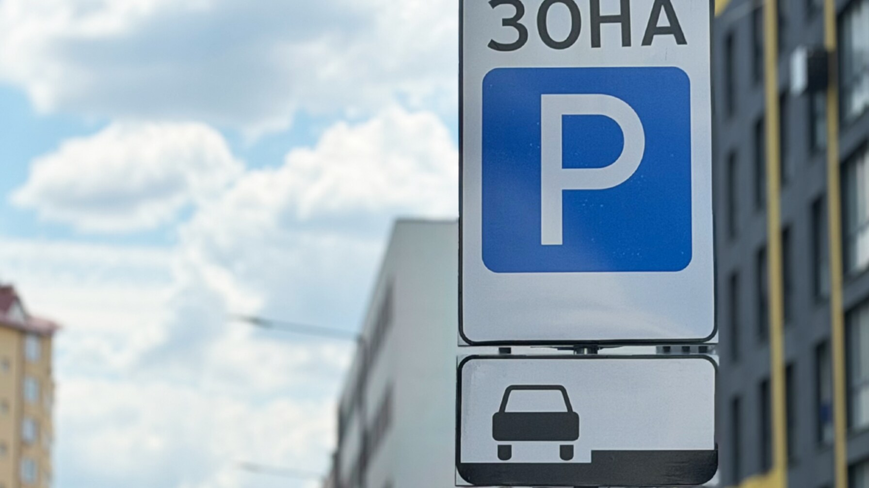 Хаотичне паркування на оновленій Залізничній: авто заїжджають на велосмуги й газони