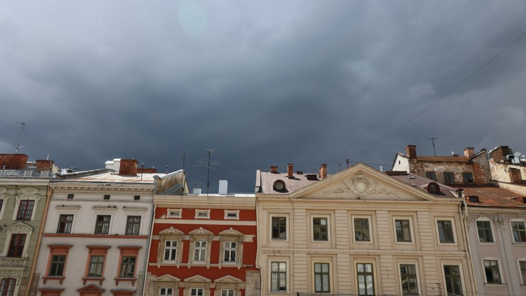 Гроза, шквальний вітер і блискавки: що загрожує Львову найближчими днями та як вберегтися