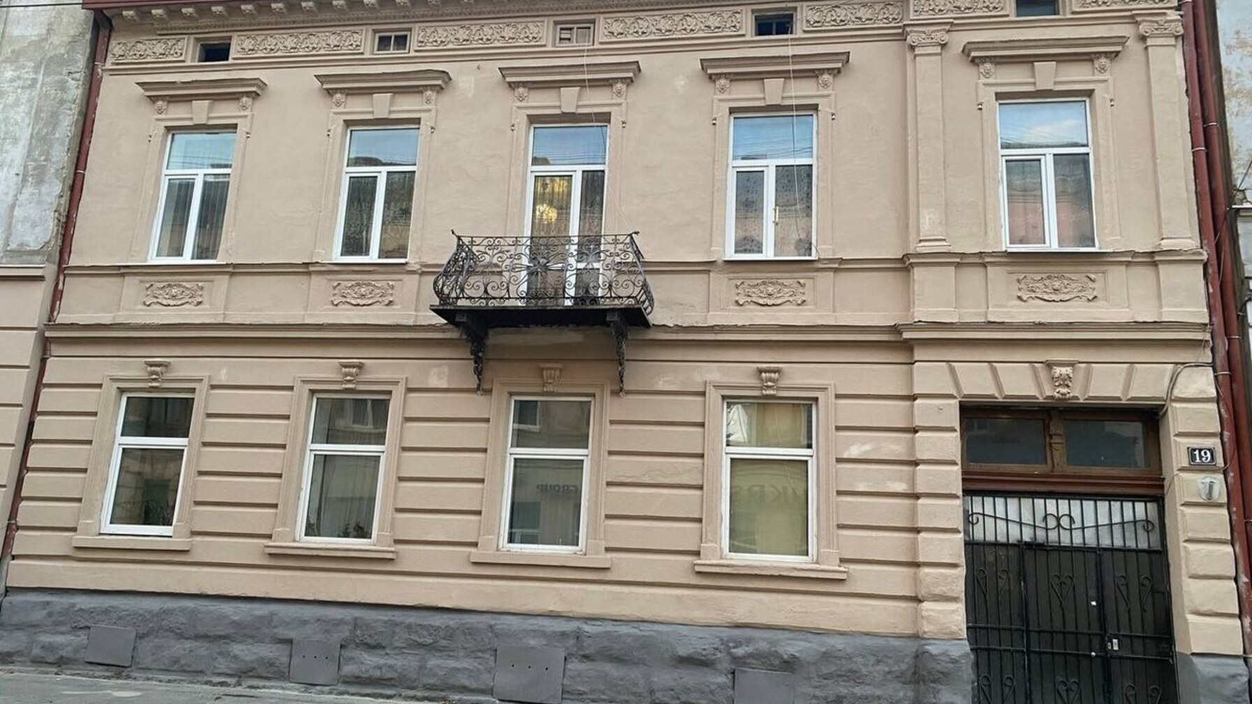 У Львові оновили фасад столітнього будинку на вулиці Героїв УПА