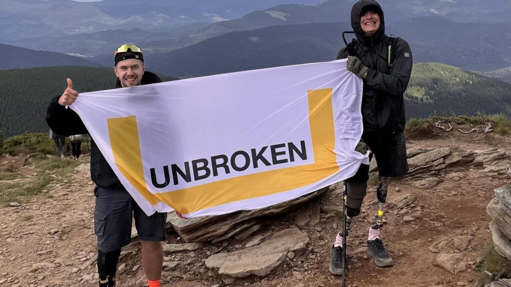 Пацієнти центру UNBROKEN із протезами підкорили найвищу вершину України — Говерлу