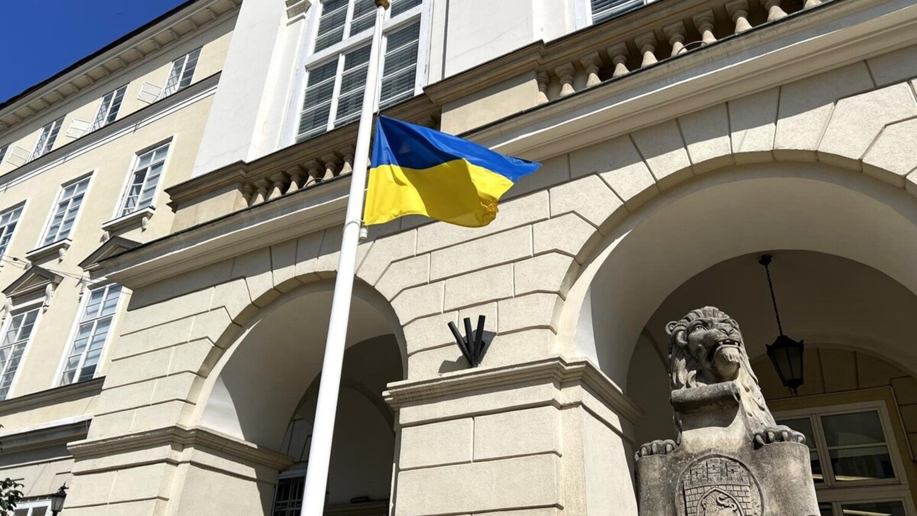 Львів схилив прапори в пам’ять жертв наймасштабнішого удару Росії по Києву