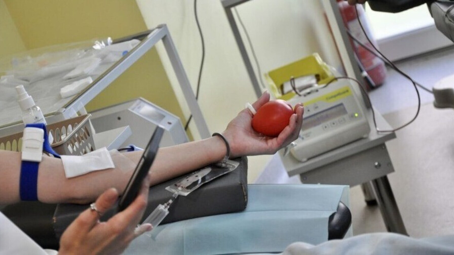 Одна донація крові може врятувати три життя: у Львові організують виїзний пункт здачі крові