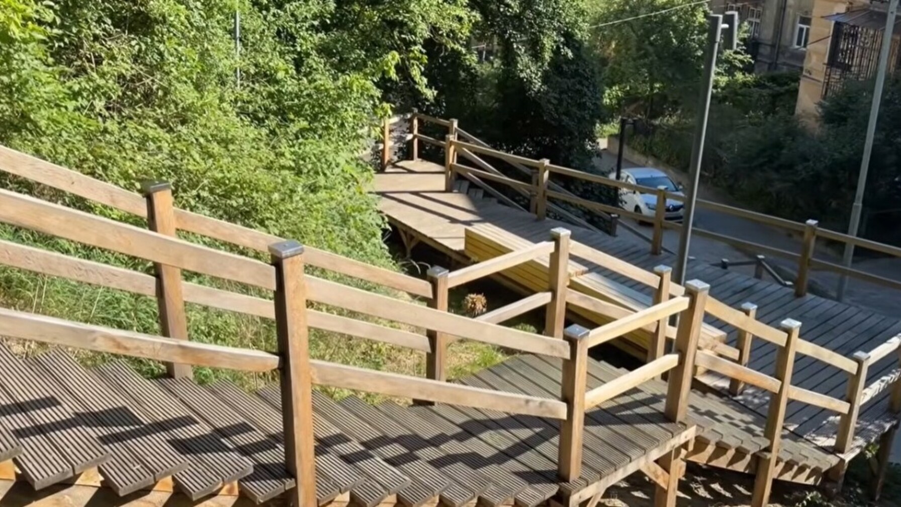 Дерево замість бетону: як у львівському парку Знесіння оновили сходи та створили оглядовий майданчик