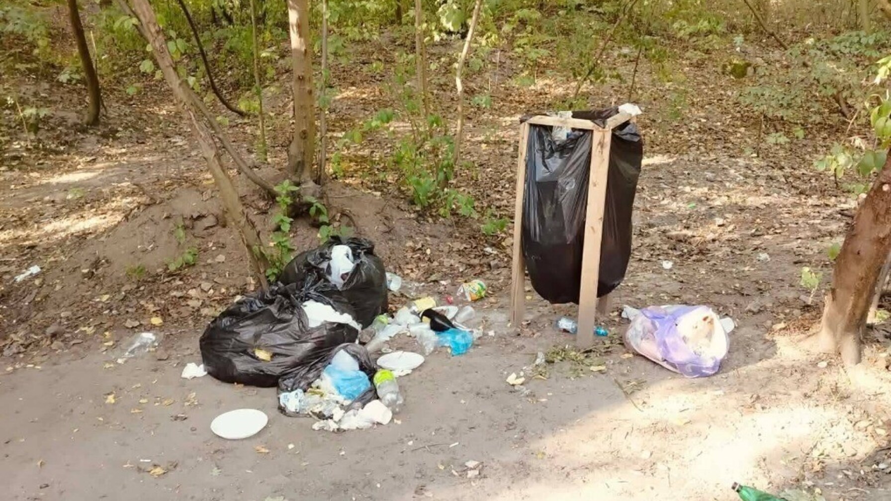 Відвідувачі Знесіння залишили після вихідних цілий причіп сміття попри наявність урн