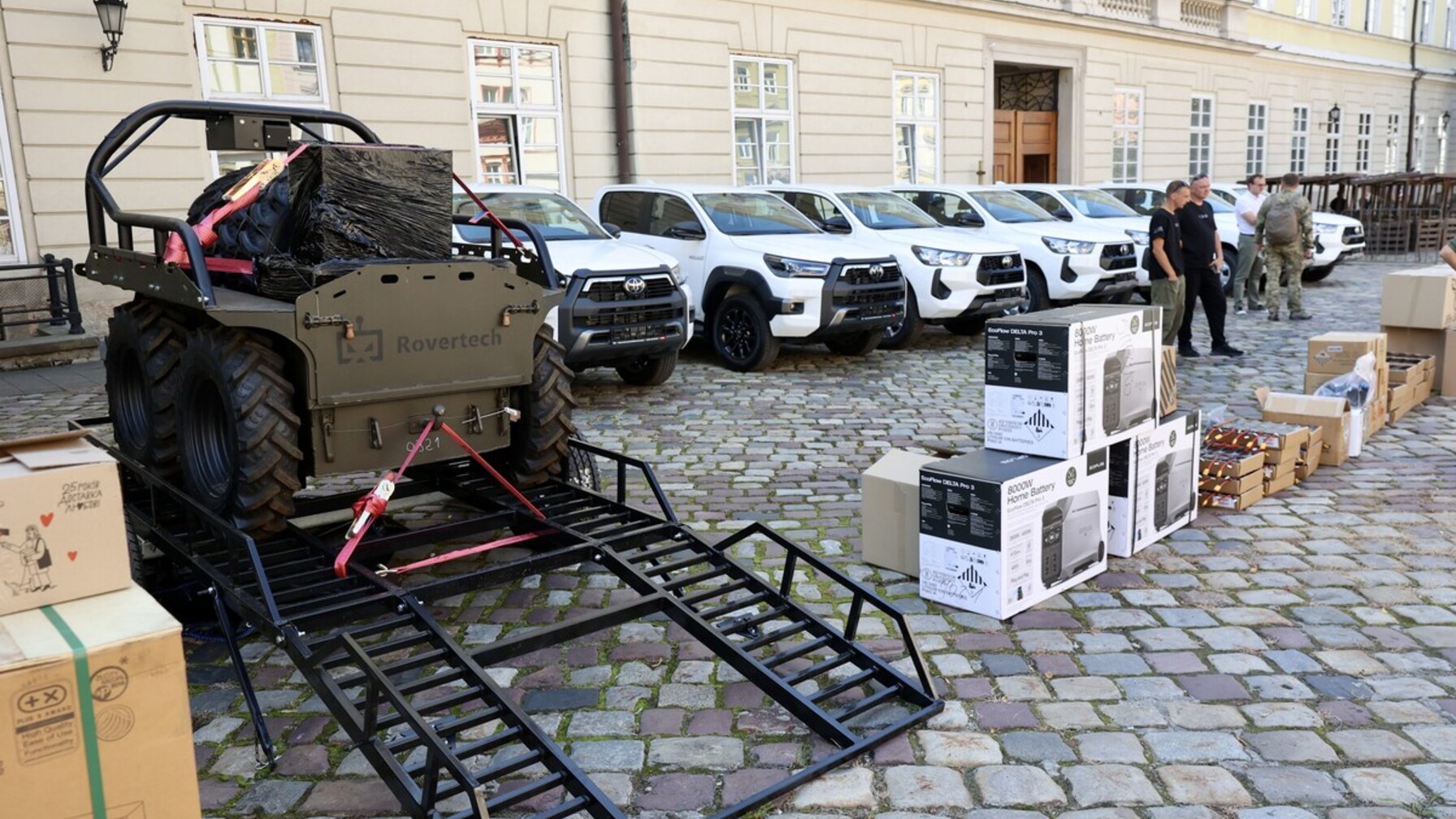 Львів передав армії техніку та обладнання на понад 30 мільйонів гривень: що отримали бійці