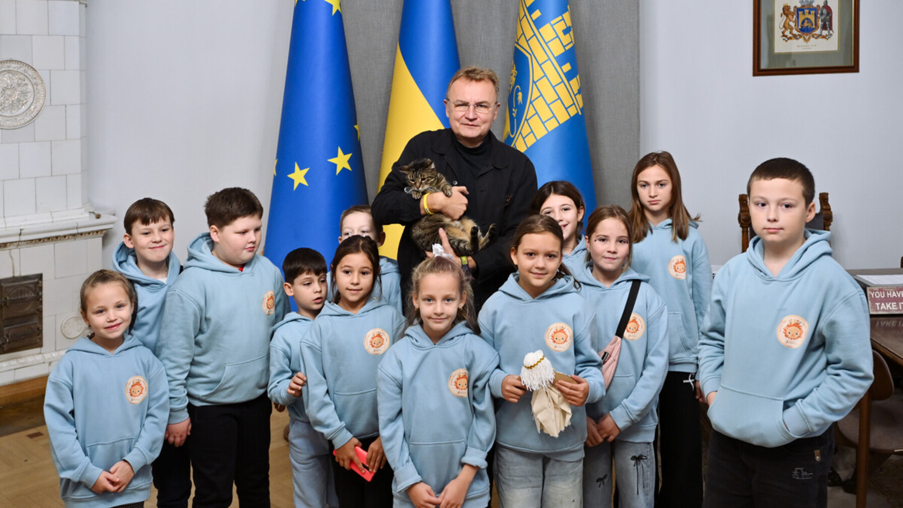 У Львові попрощалися з осінньою зміною табору для дітей захисників — малечу привітав мер і котячий талісман міста