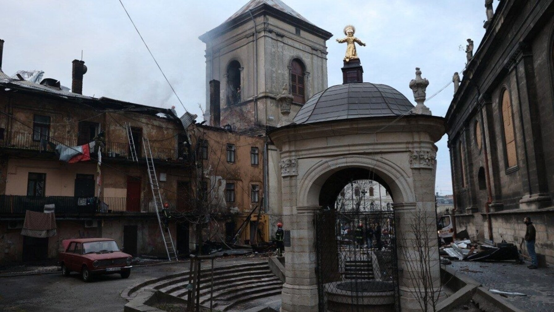 У Львові підписали угоду про відновлення вітражів Бернардинського монастиря після ракетного удару