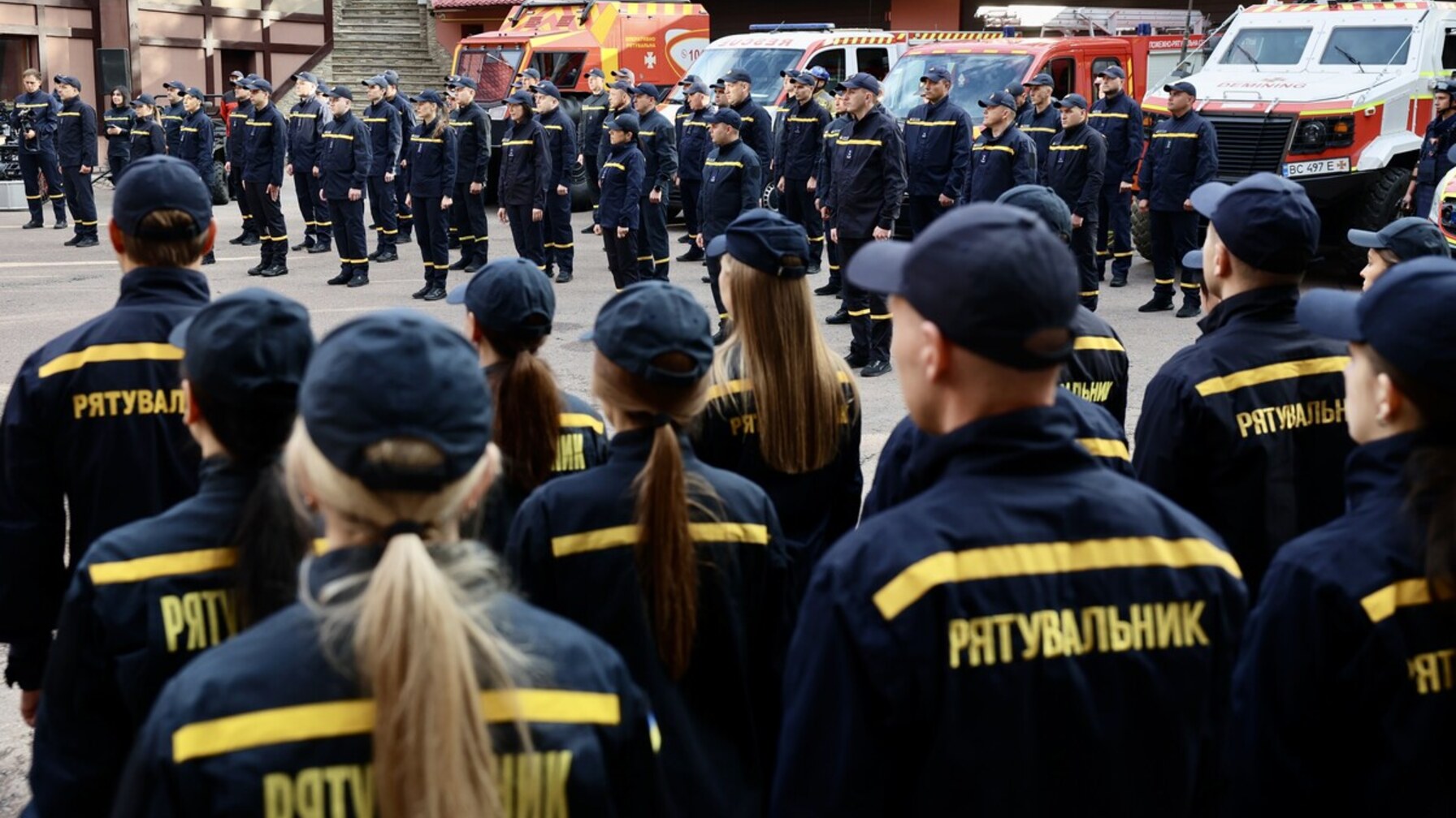 Мер Львова відзначив нагородами найкращих рятувальників області до Дня рятівника