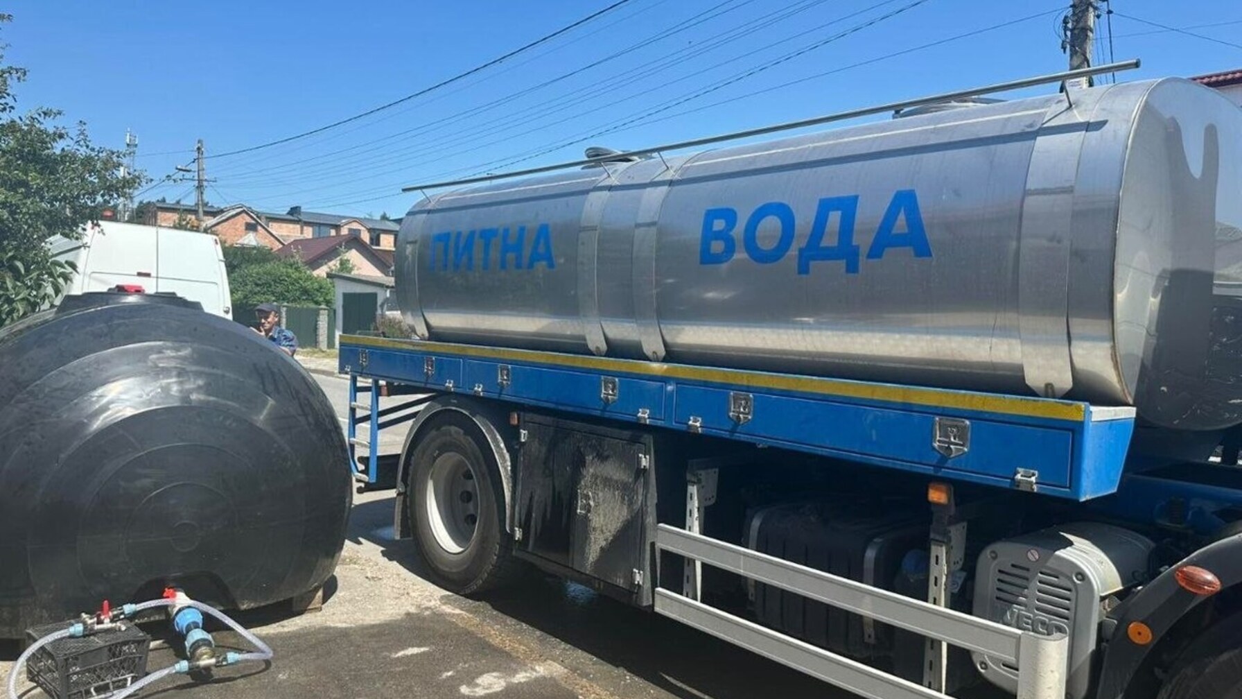 Спека до +36°C: у Рудно та Малехові встановили резервуари з питною водою для мешканців
