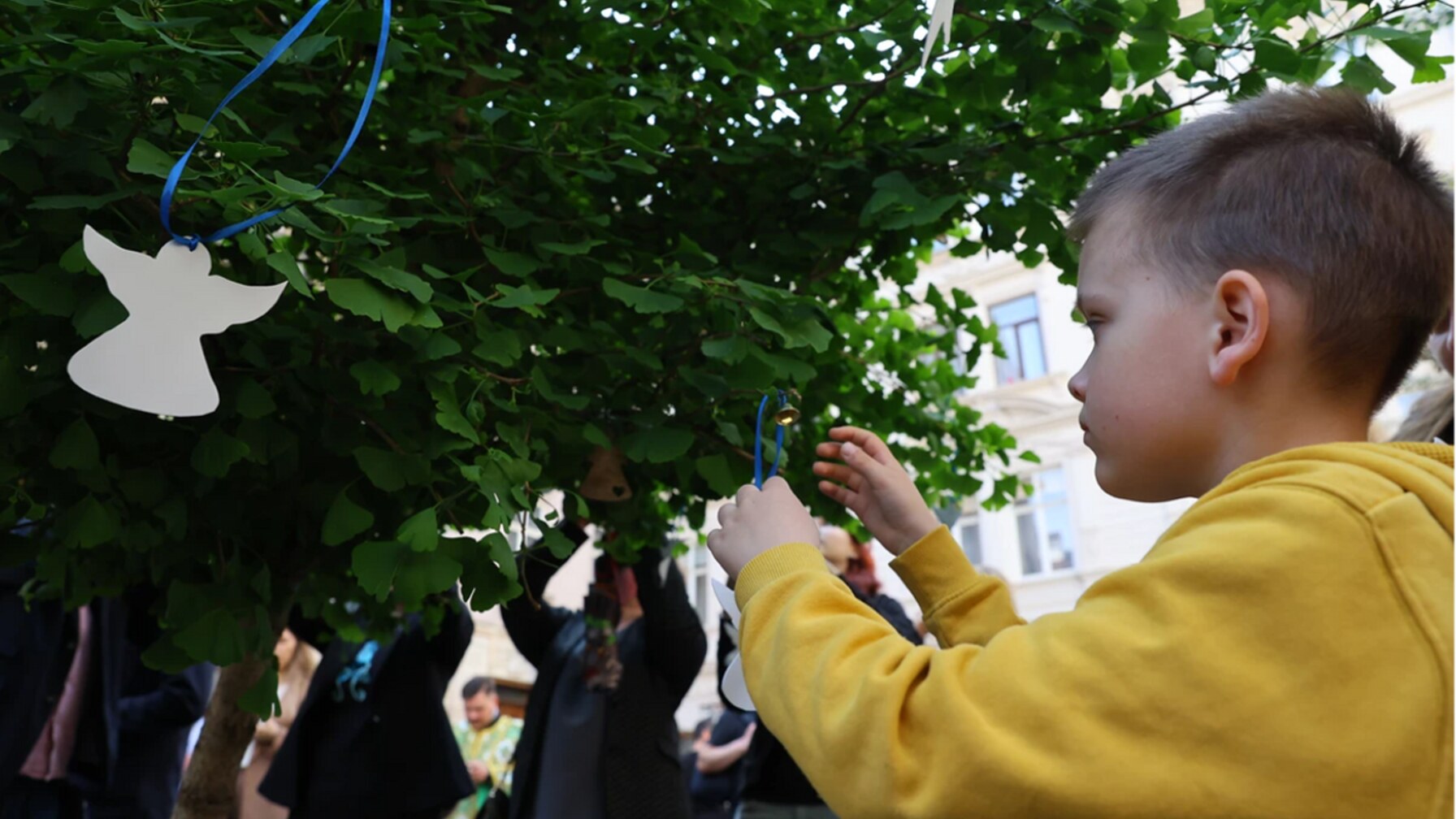 Львів вшанував пам’ять 705 дітей, убитих російською агресією: дзвони, арфа і голуби миру