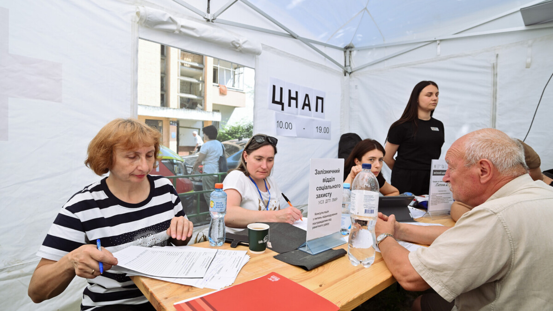 Після ракетного удару по Львову: як працюють виїзні ЦНАПи та скільки людей вже отримали допомогу