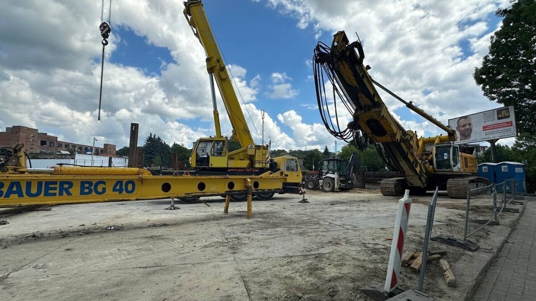На Рясному у Львові зводять шляхопровід на 23-метрових бетонних палях