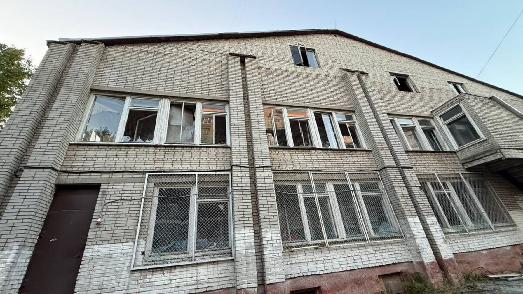 Російський обстріл Львова пошкодив школу та дитсадок: 140 вибитих вікон