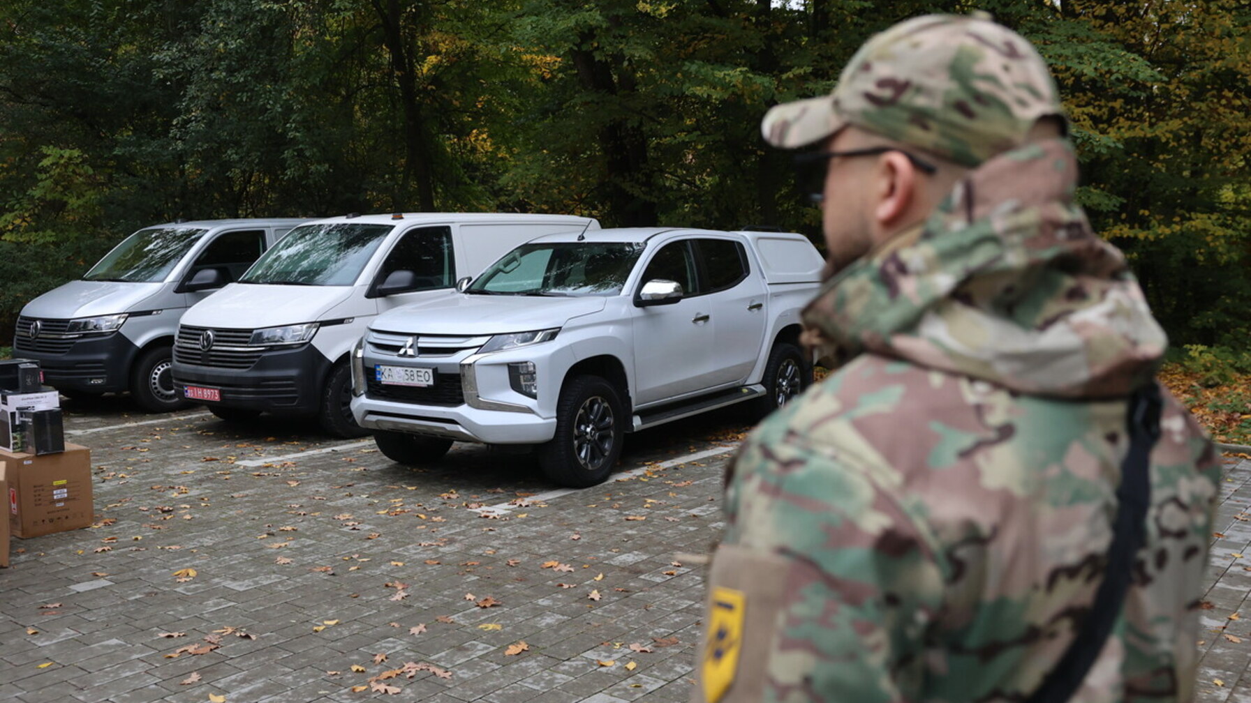 Львів передав військовим три автомобілі, 17 систем Starlink та зарядні станції