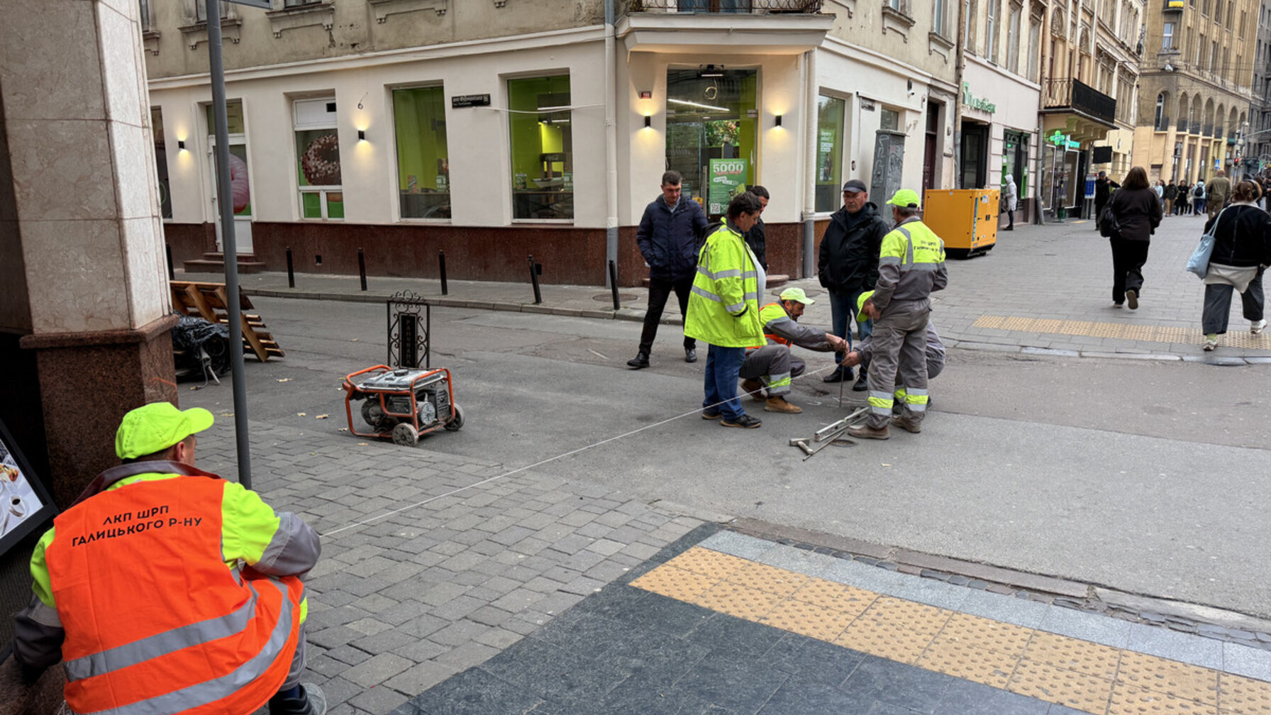 У Львові біля проспекту Свободи оновлюють тротуар за участі бізнесу
