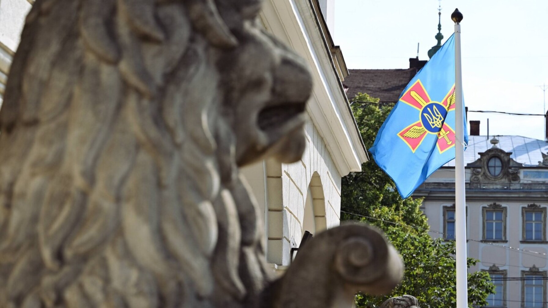 Львів відзначив День Повітряних Сил підняттям прапора біля міської Ратуші