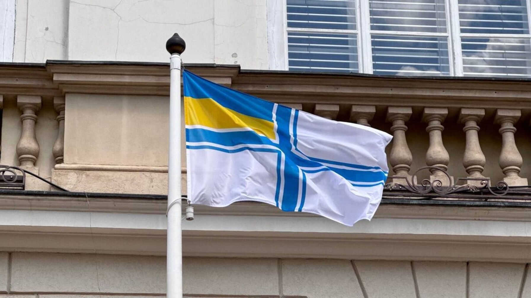 Львів вшанував моряків ЗСУ: над містом підняли прапор Військово-Морських Сил