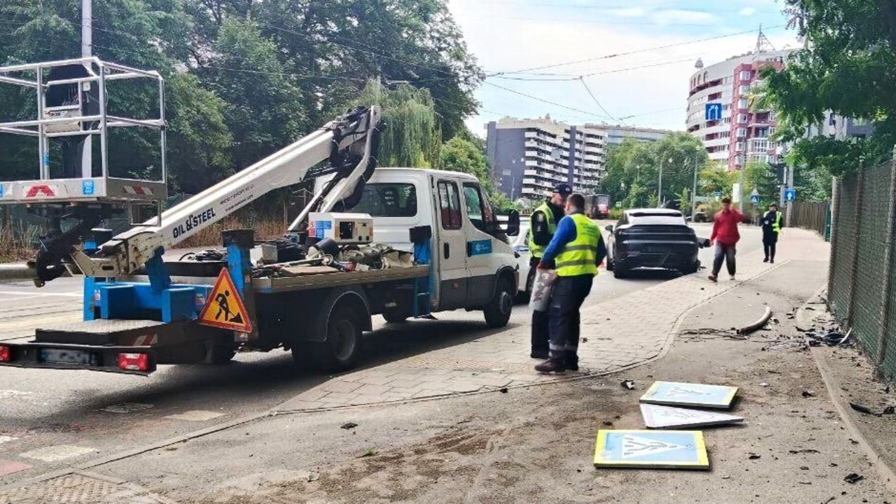 Водій у Львові знищив світлофорну опору: комунальники вже рахують збитки