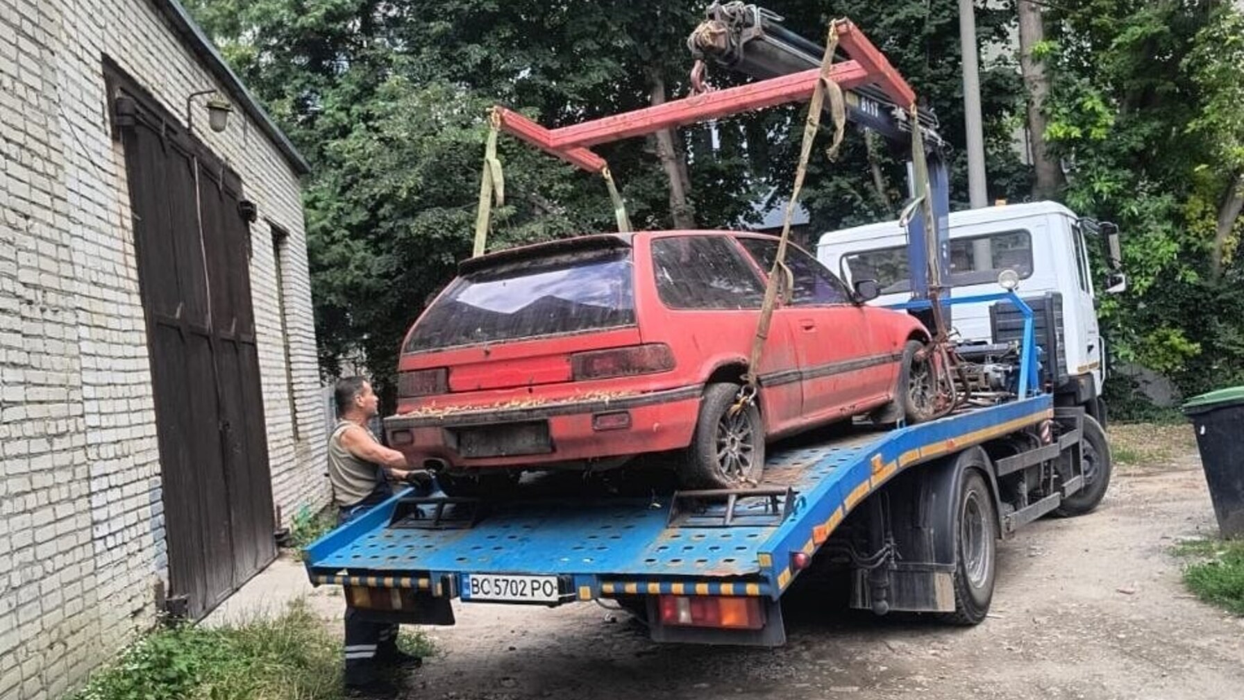 Львів очищає вулиці: понад сотню занедбаних авто евакуювали на штрафмайданчик